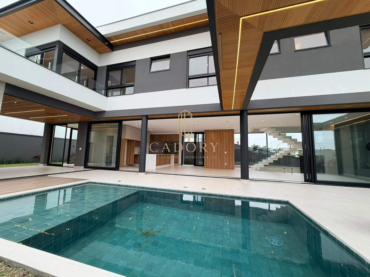 Sobrado Luxuoso em Urbanova com 5 Suítes e 6 Vagas — foto 2
