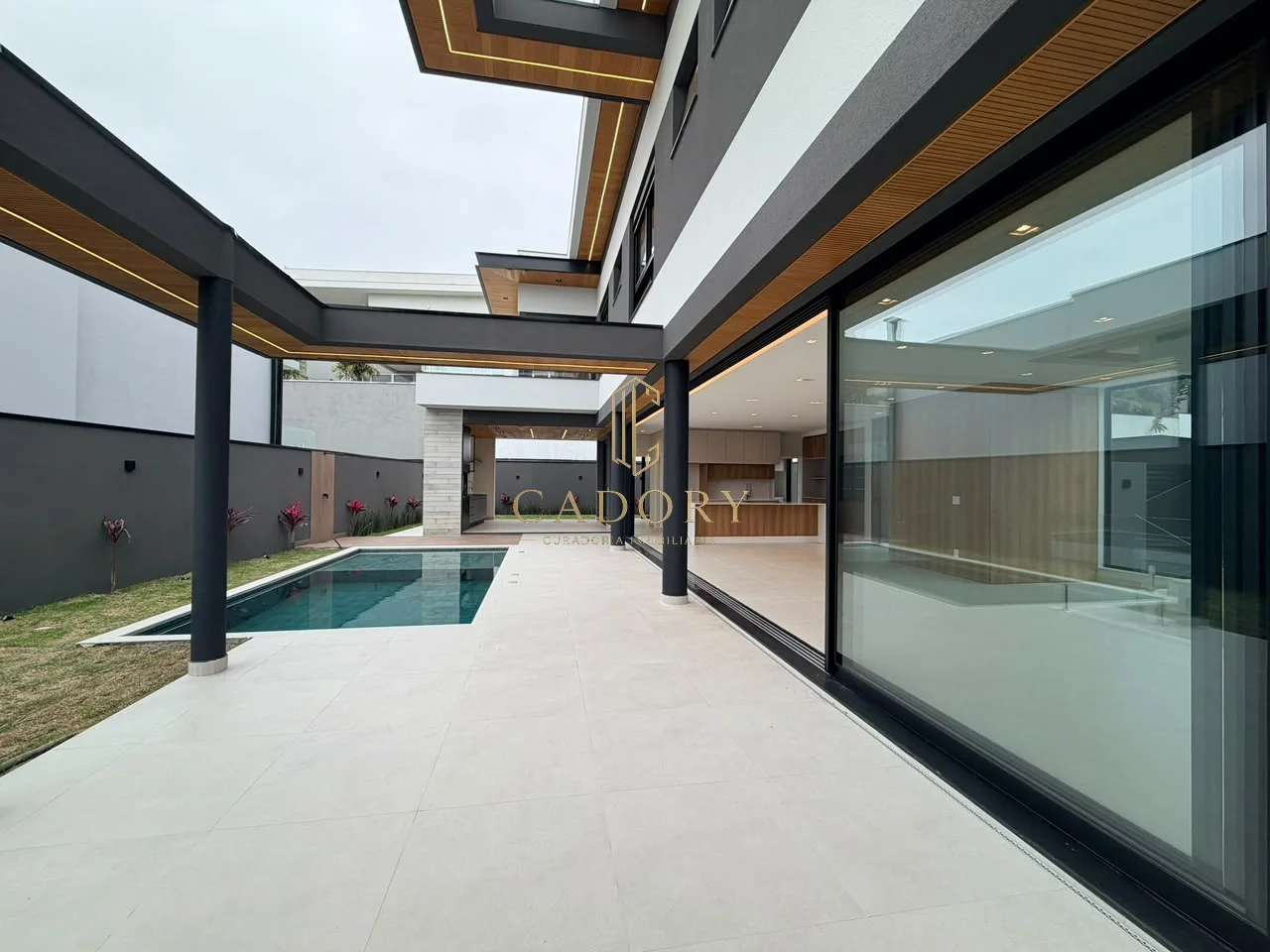 Sobrado Luxuoso em Urbanova com 5 Suítes e 6 Vagas — foto 3