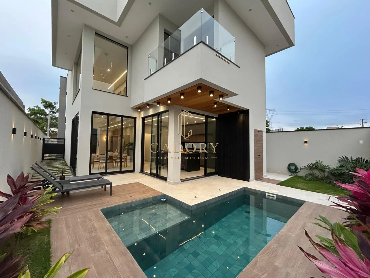 Sobrado Luxuoso em Urbanova - 4 Suítes e 250 m²