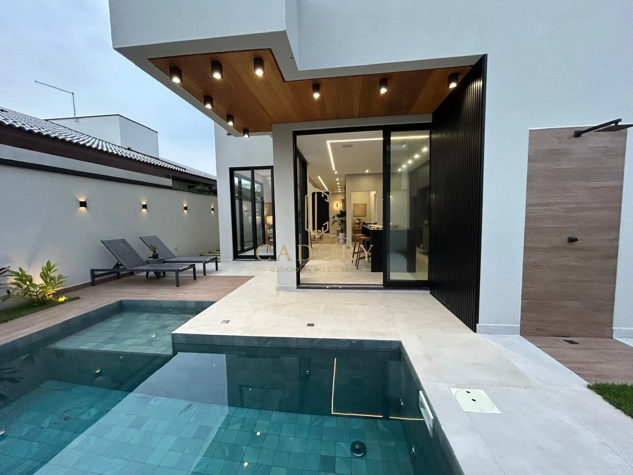 Sobrado Luxuoso em Urbanova - 4 Suítes e 250 m² — foto 2