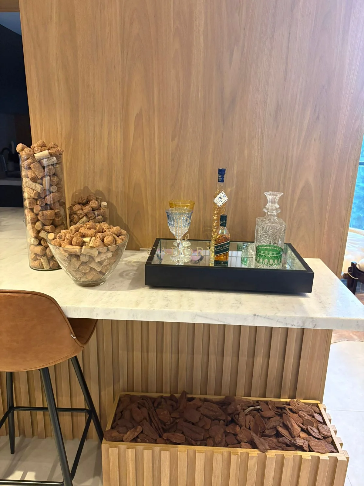 Bar com cristaleria e adega da cobertura