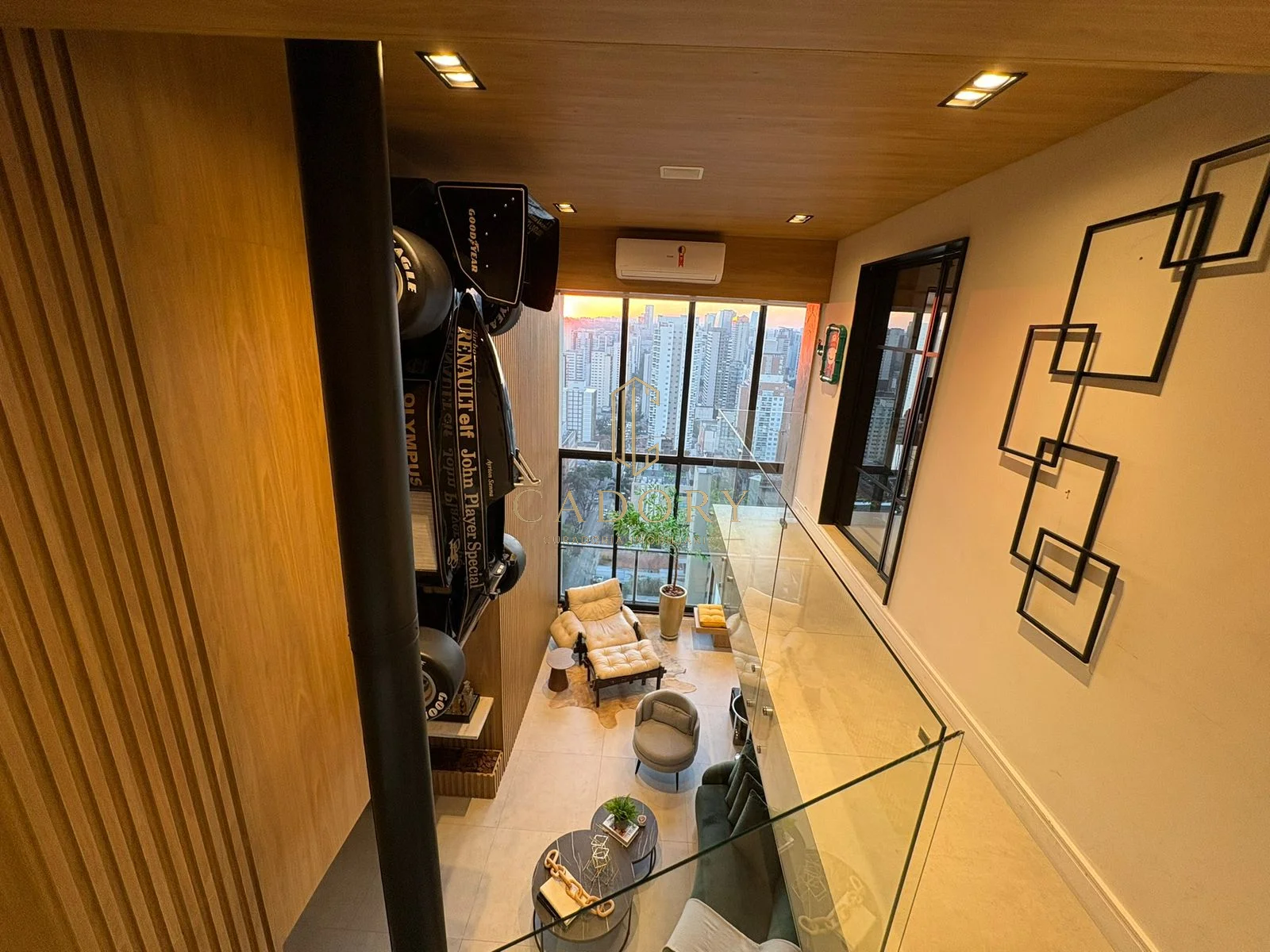 Mezanino com pé-direito duplo da cobertura, com vista para a sala de estar e para o horizonte de São Paulo