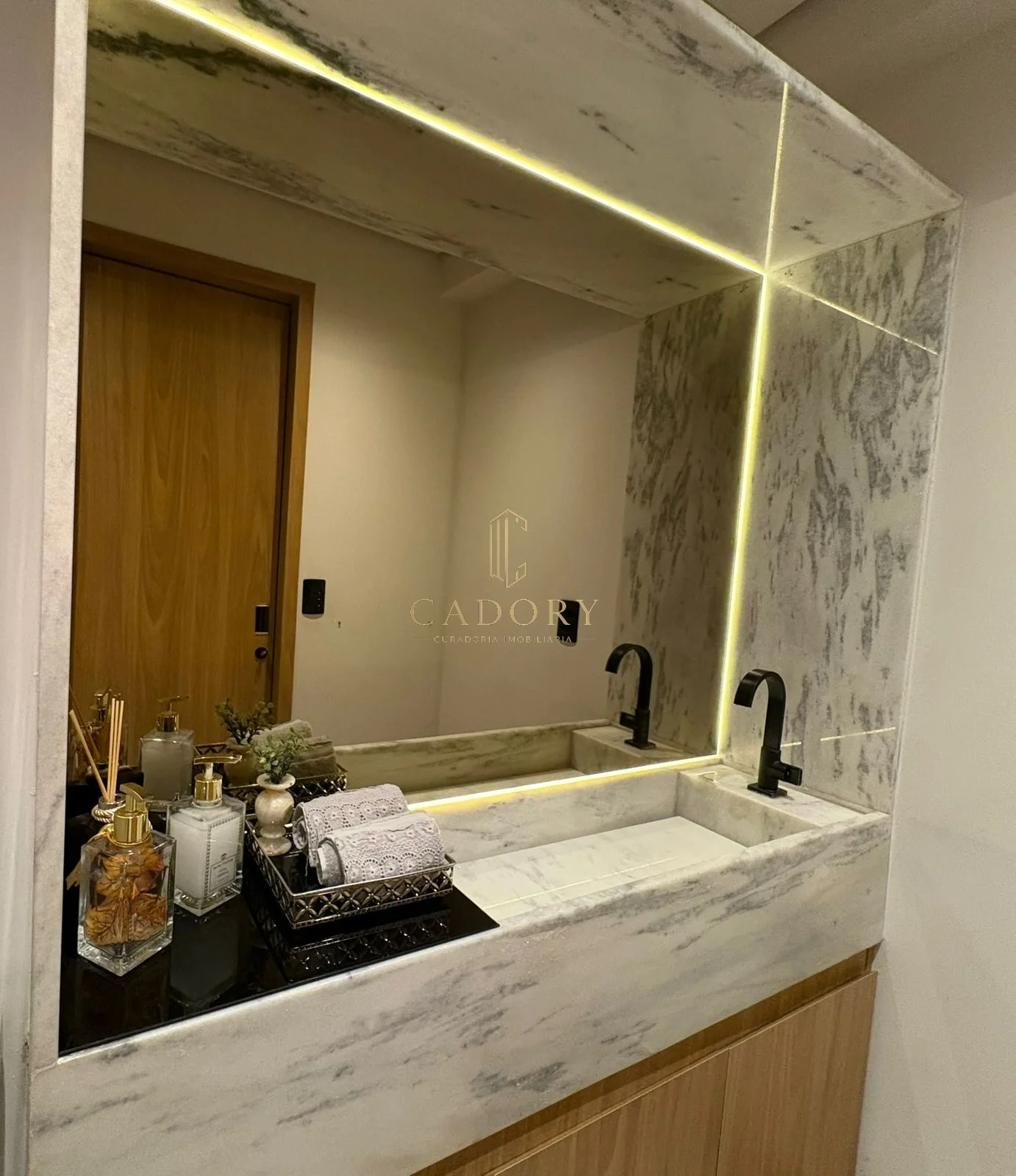 Lavabo em mármore com bancada dupla
