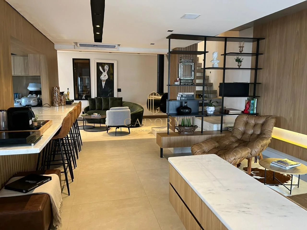 Cozinha integrada com bar e sala de estar