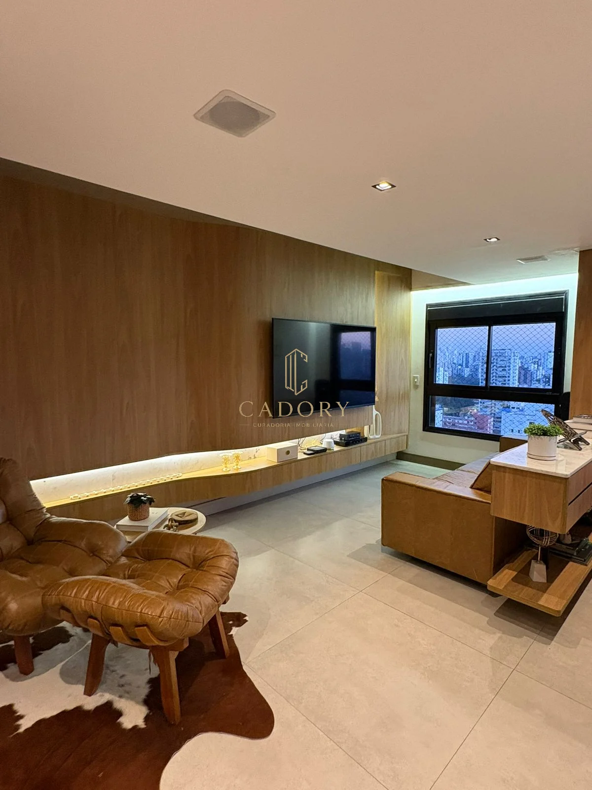Sala de TV com vista para os edifícios ao redor do Ibirapuera
